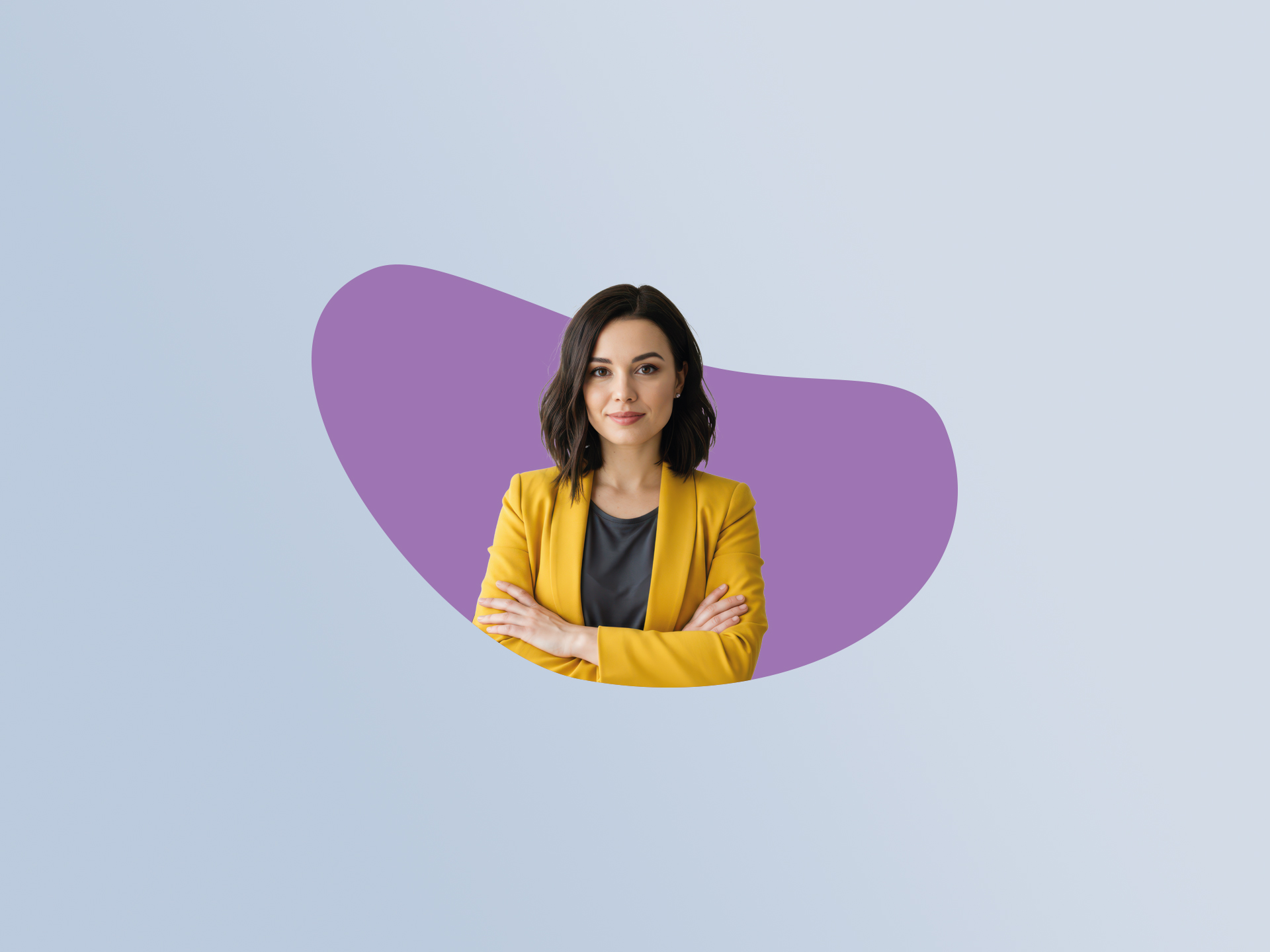 Una donna con capelli scuri e caschetto indossa una giacca gialla e guarda in camera con le braccia incrociate, su sfondo viola.