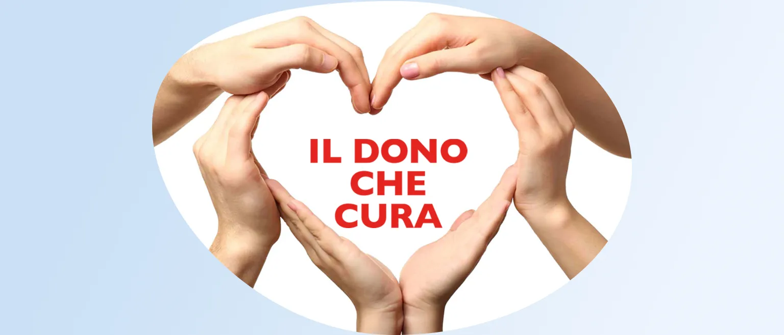 Evento Mani formano un cuore attorno alla scritta rossa “Il dono che cura”