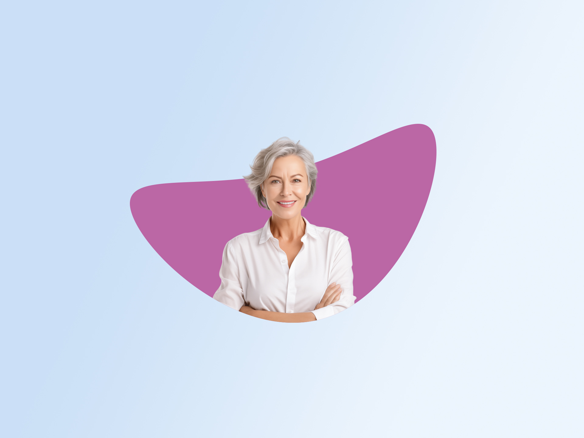 Una donna sorridente con i capelli grigi e camicia bianca guarda in camera, sullo sfondo una forma viola astratta.