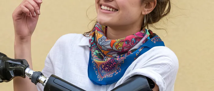 Assistenza protesica Ragazza sorridente con protesi avanzata al braccio sinistro