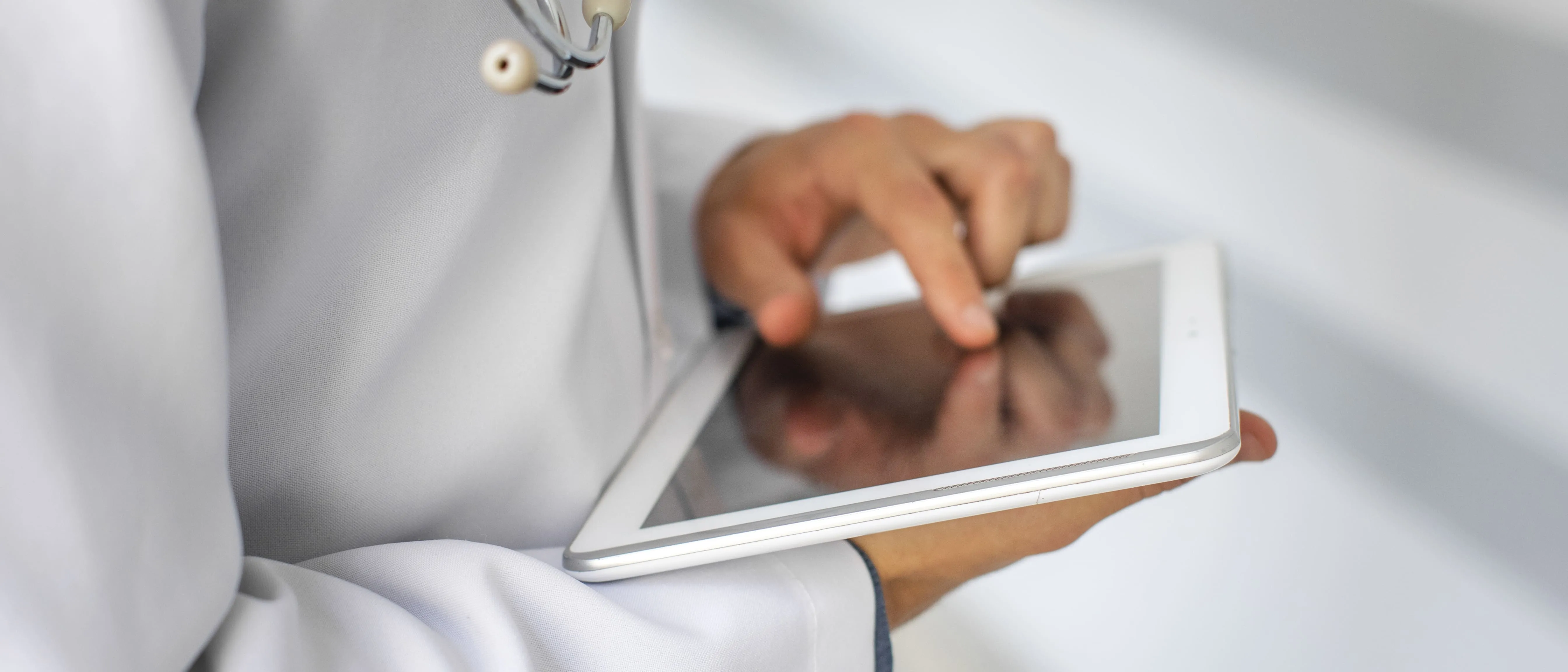 Evento Medico utilizza un tablet per consultare dati sanitari digitali.