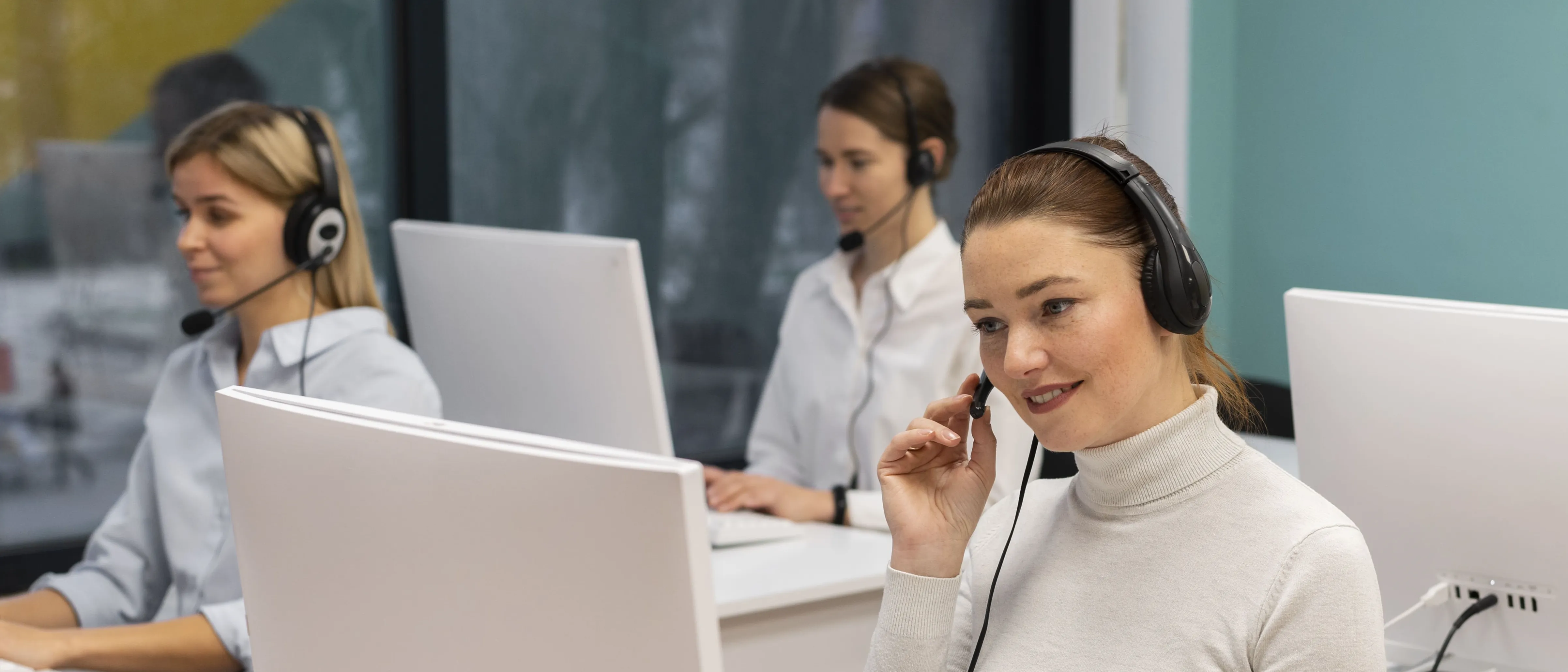 Evento Operatori di call center al lavoro con cuffie e computer in un ufficio