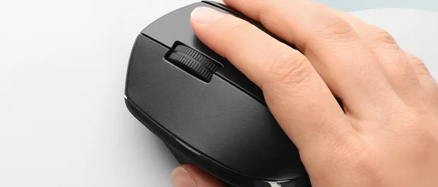 Referto con un Click Mano che clicca con il mouse per scaricare un referto online
